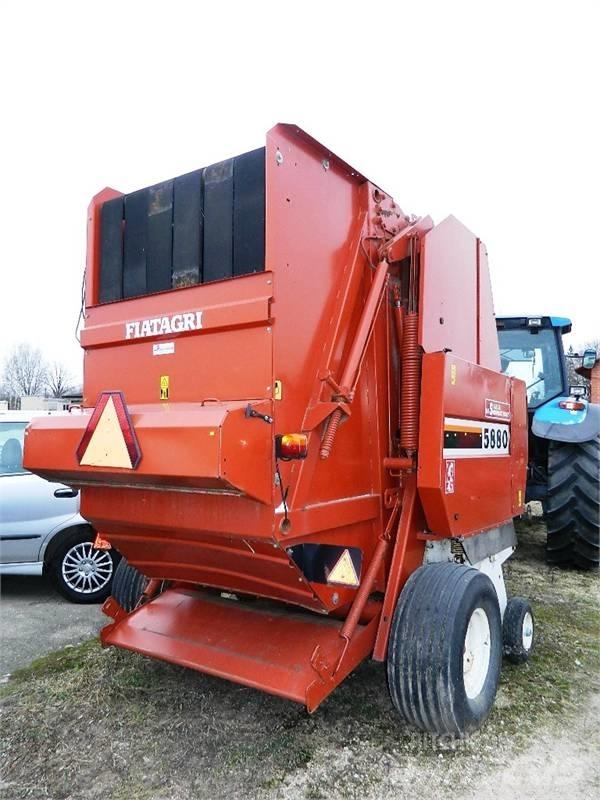 New Holland 5880 Rundballe-pressere