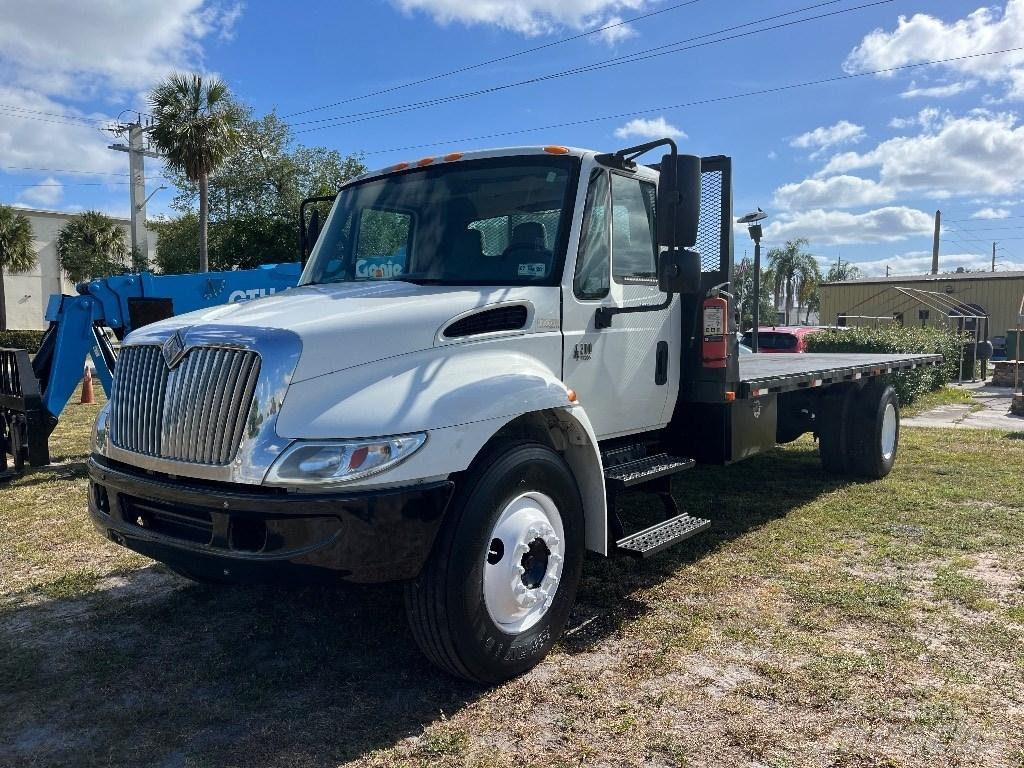 International 4200 Lastbil med lad/Flatbed
