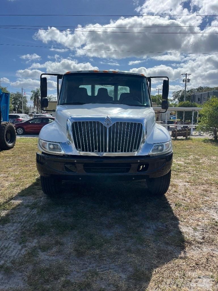 International 4200 Lastbil med lad/Flatbed
