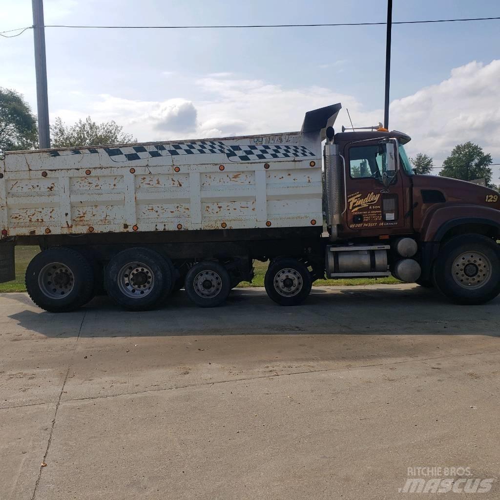 Mack CV 713 Lastbiler med tip