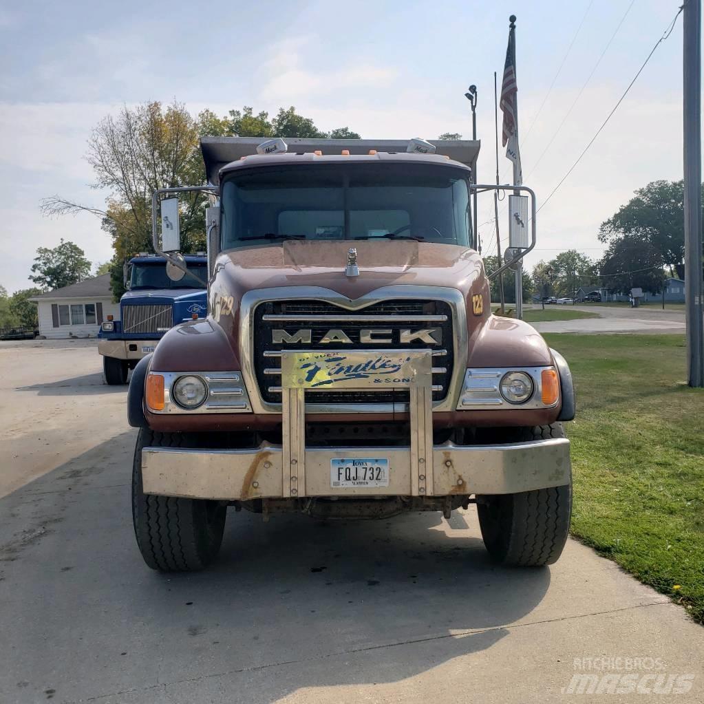 Mack CV 713 Lastbiler med tip