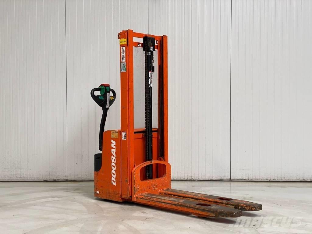 Doosan LEDS12.5C Gaffelstabler med gående fører