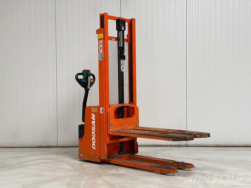 Doosan LEDS12.5C Gaffelstabler med gående fører
