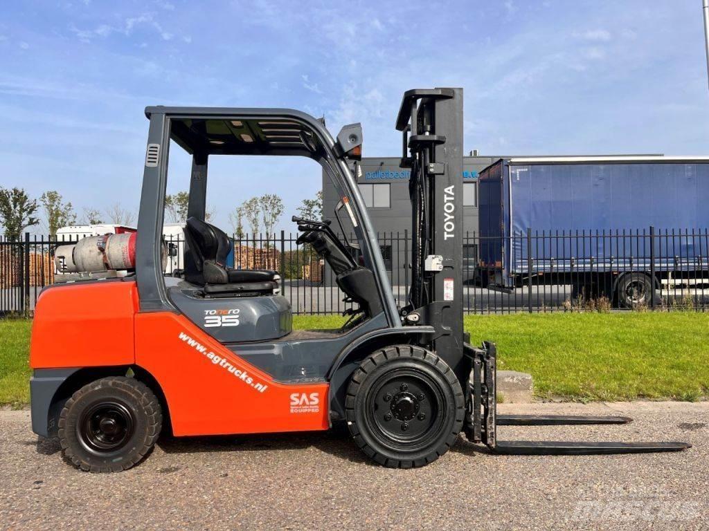 Toyota 02- 8FGJF35 LPG gaffeltrucks