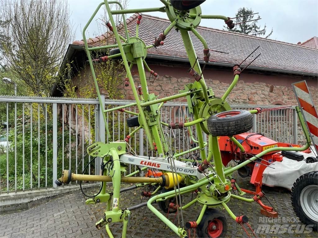 CLAAS Volto 670 River og høvendere