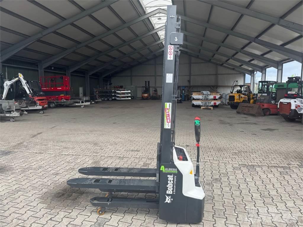 Bobcat LSM12N-7 i Gaffelstabler med gående fører