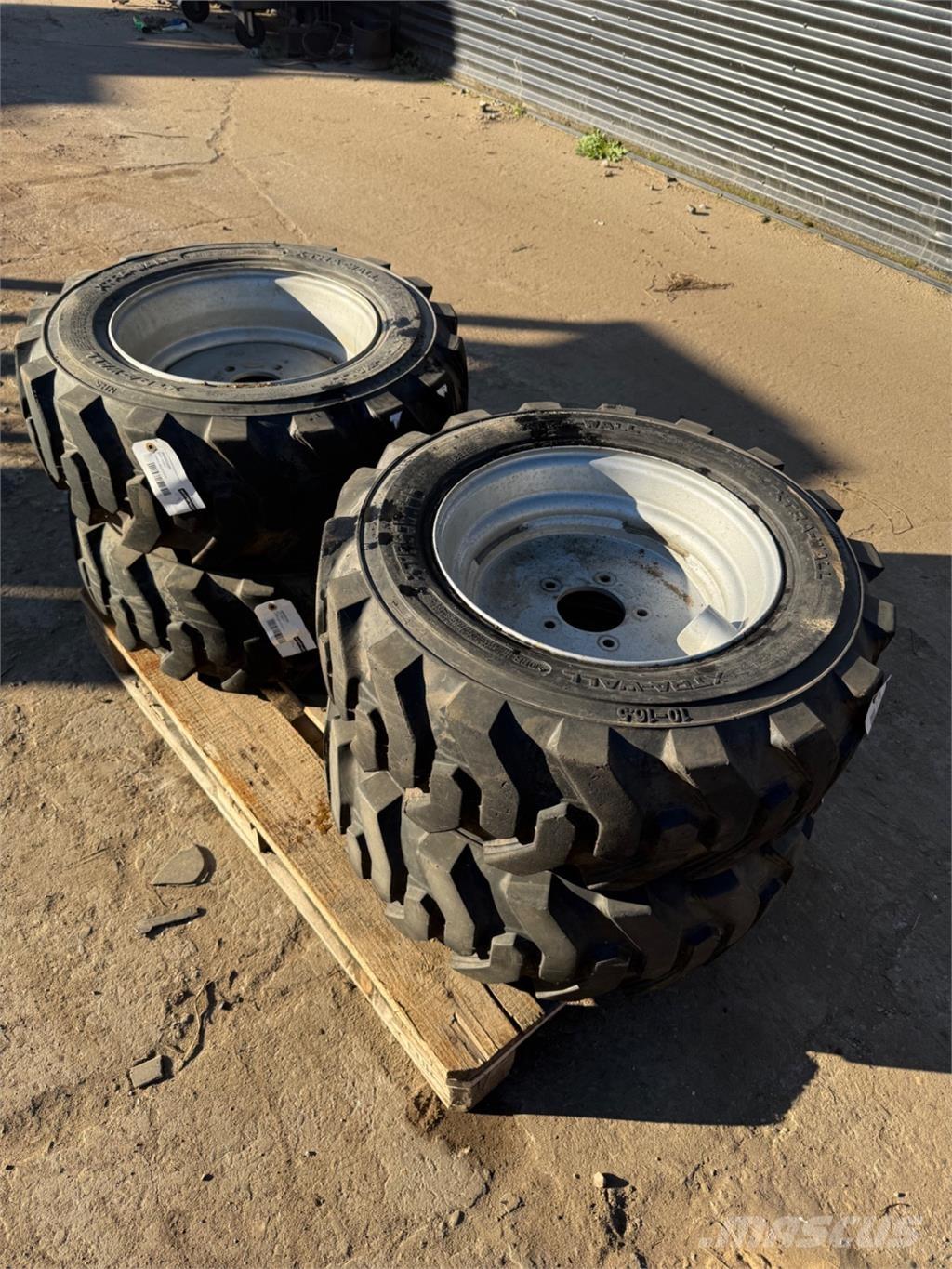  10-16.5 Dæk, hjul og fælge