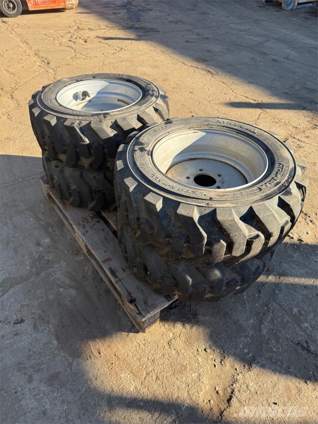  10-16.5 Dæk, hjul og fælge