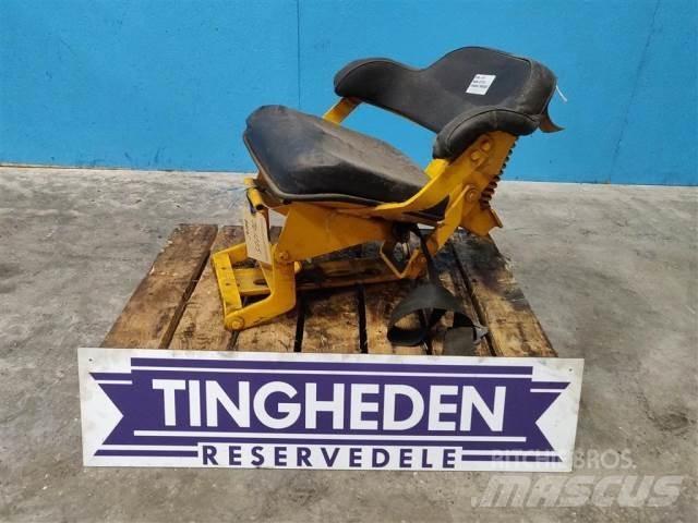 John Deere 310 Kabiner og interiør