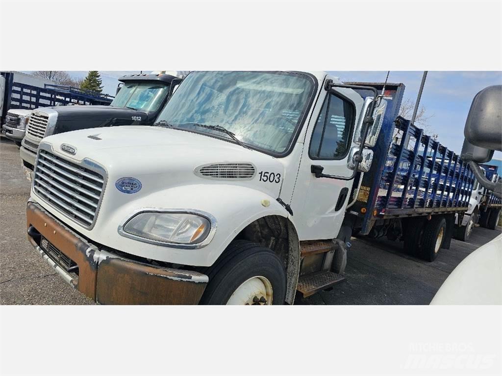 Freightliner M2 106 Lastbil med lad/Flatbed