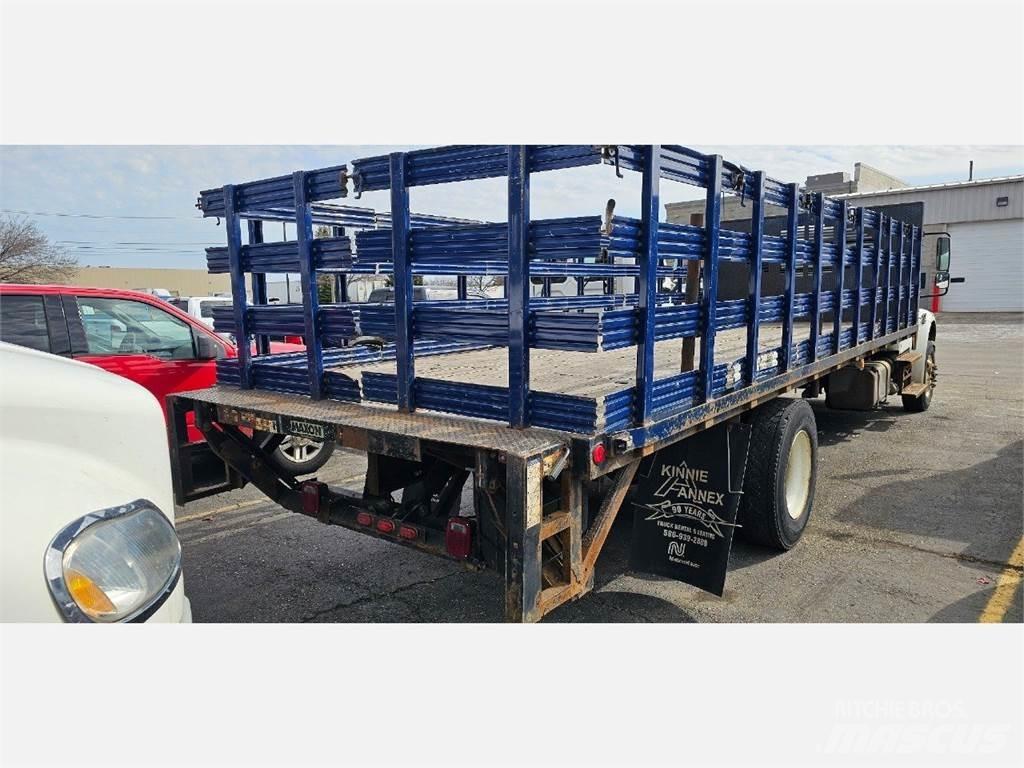 Freightliner M2 106 Lastbil med lad/Flatbed