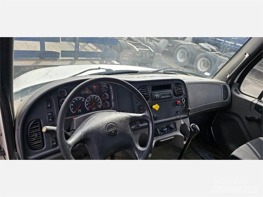 Freightliner M2 106 Lastbil med lad/Flatbed