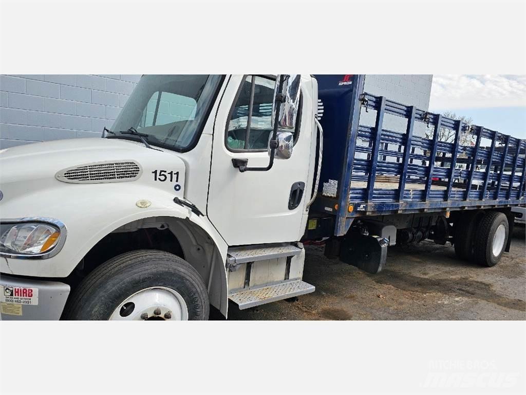 Freightliner M2 106 Lastbil med lad/Flatbed
