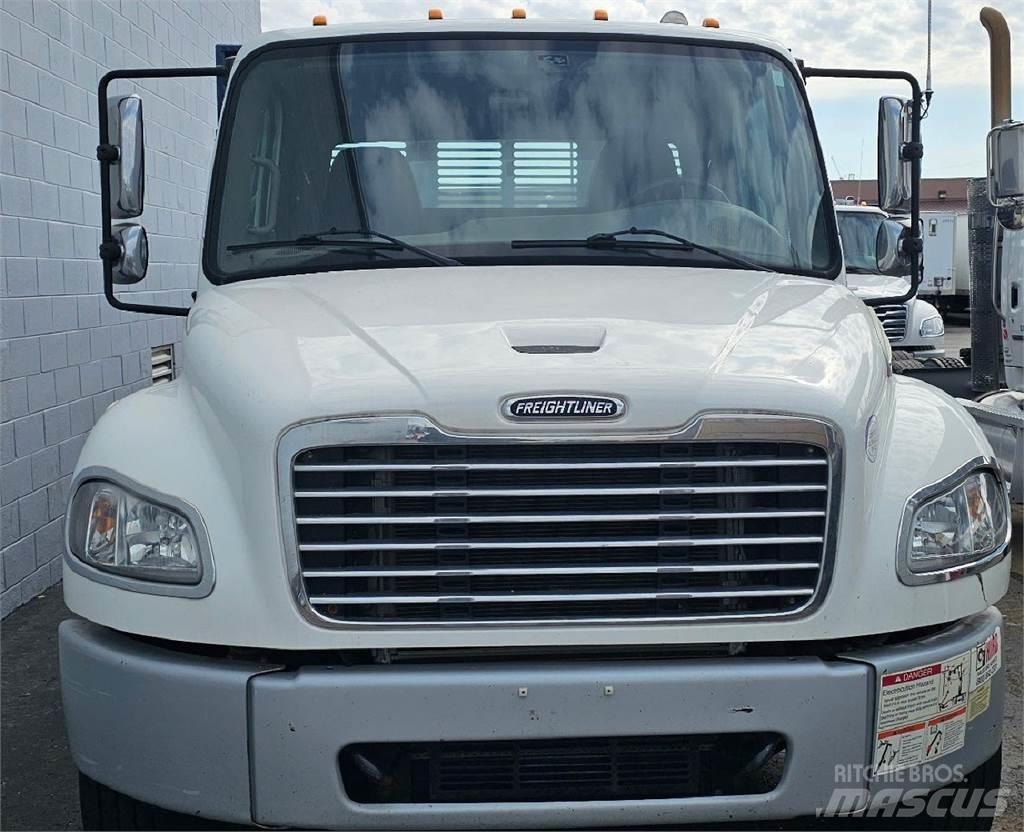 Freightliner M2 106 Lastbil med lad/Flatbed