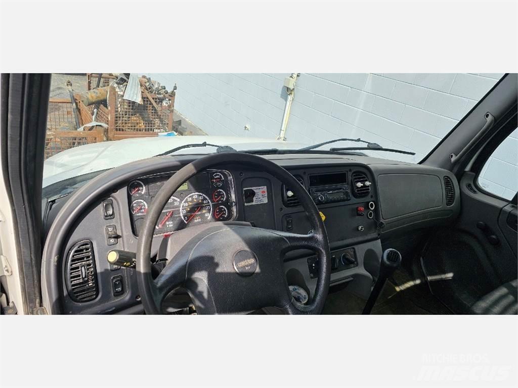 Freightliner M2 106 Lastbil med lad/Flatbed