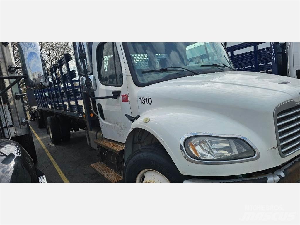 Freightliner M2 106 Lastbil med lad/Flatbed