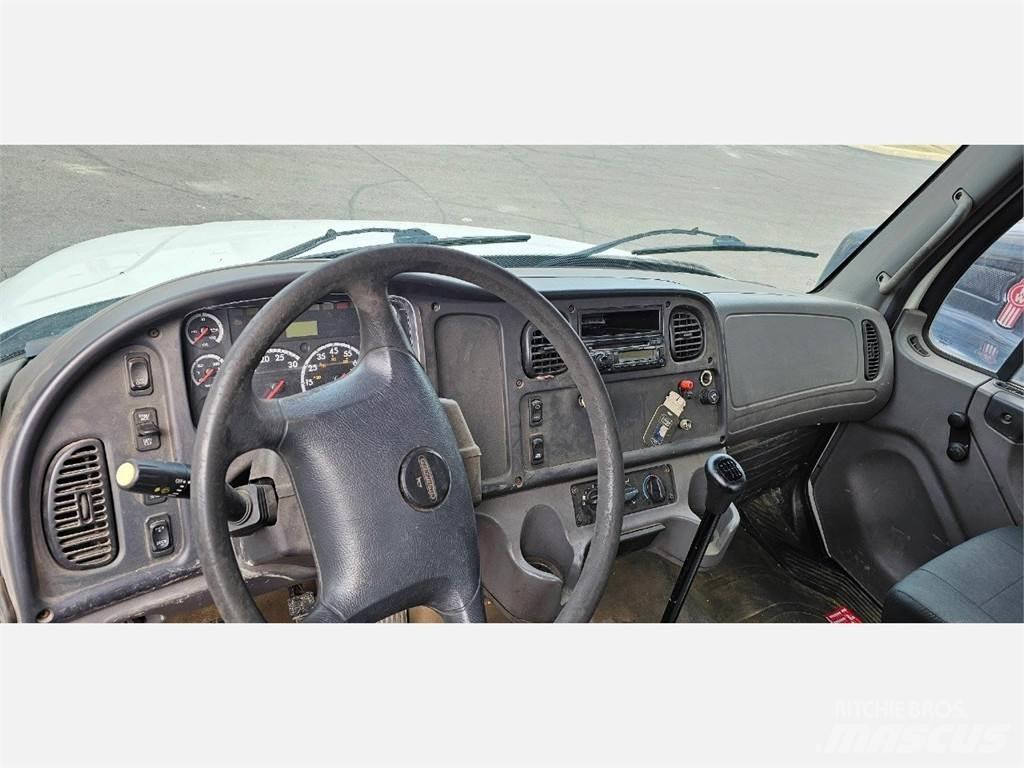 Freightliner M2 106 Lastbil med lad/Flatbed