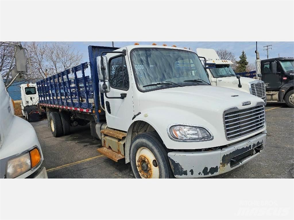 Freightliner M2 106 Lastbil med lad/Flatbed