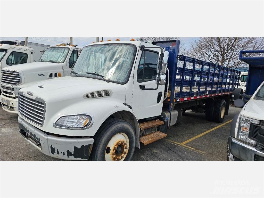 Freightliner M2 106 Lastbil med lad/Flatbed