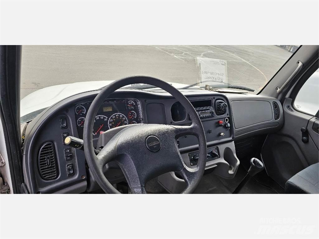 Freightliner M2 106 Lastbil med lad/Flatbed