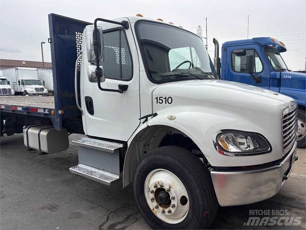Freightliner M2 106 Lastbil med lad/Flatbed