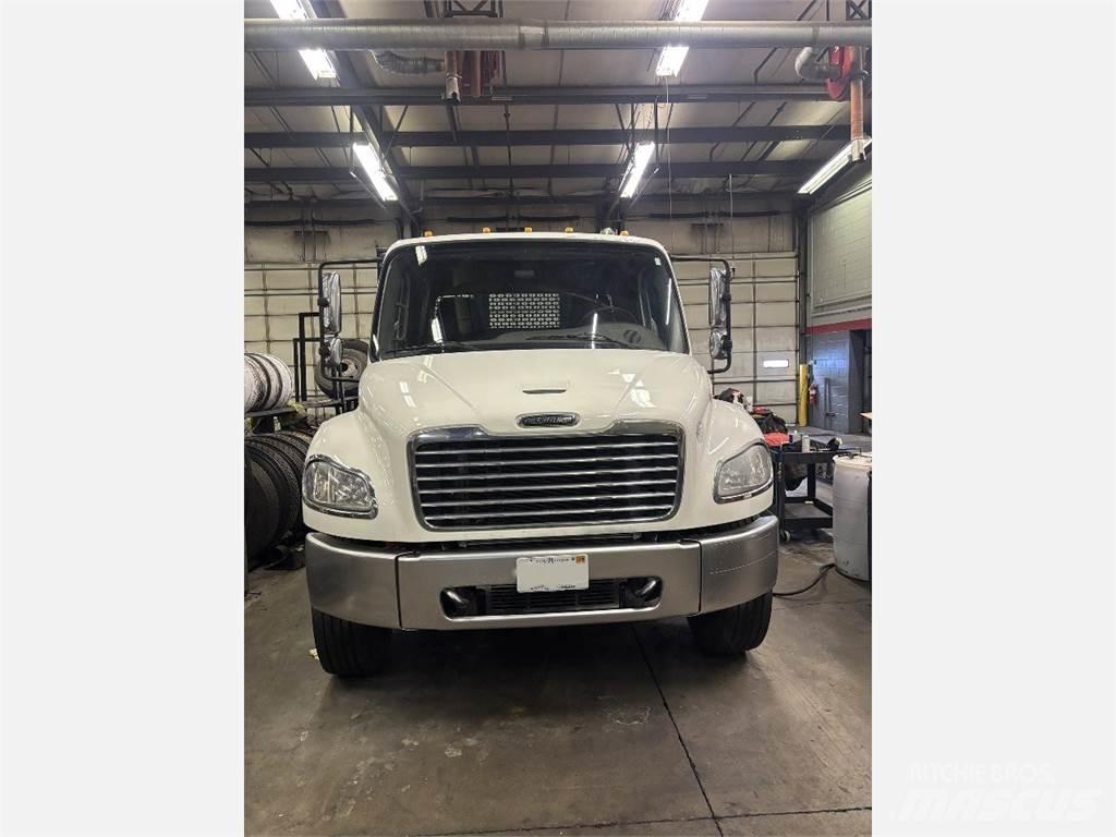Freightliner M2 106 Lastbil med lad/Flatbed