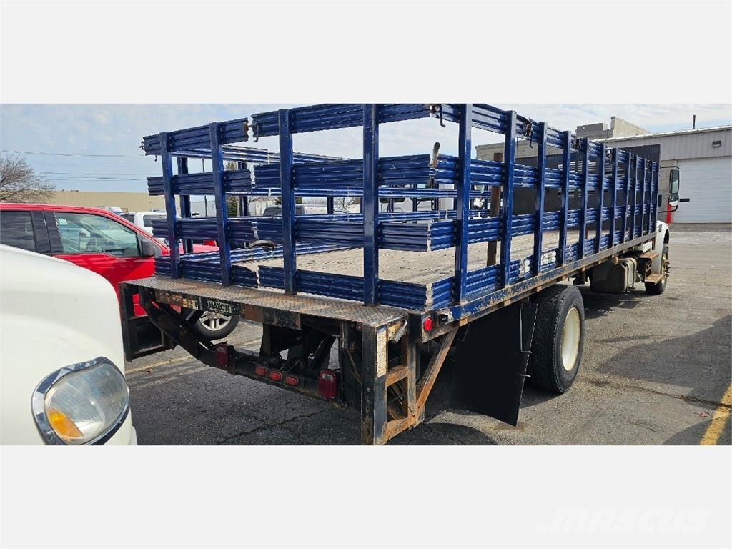 Freightliner M2 106 Lastbil med lad/Flatbed