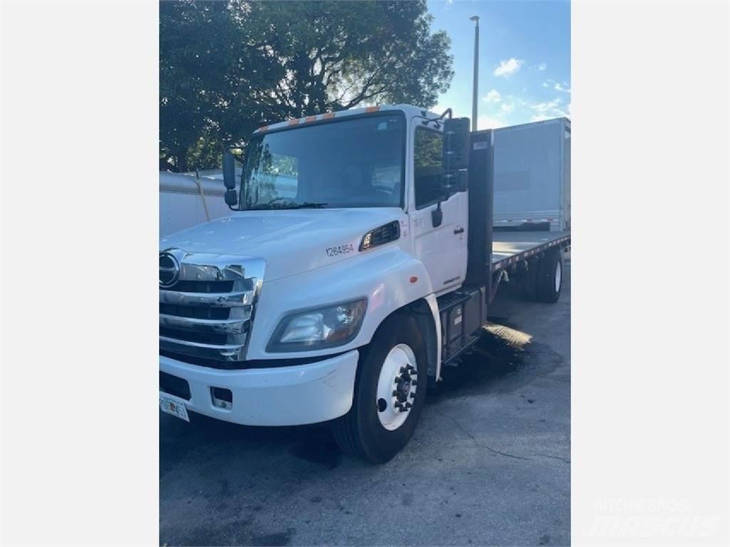 Hino 338 Lastbil med lad/Flatbed
