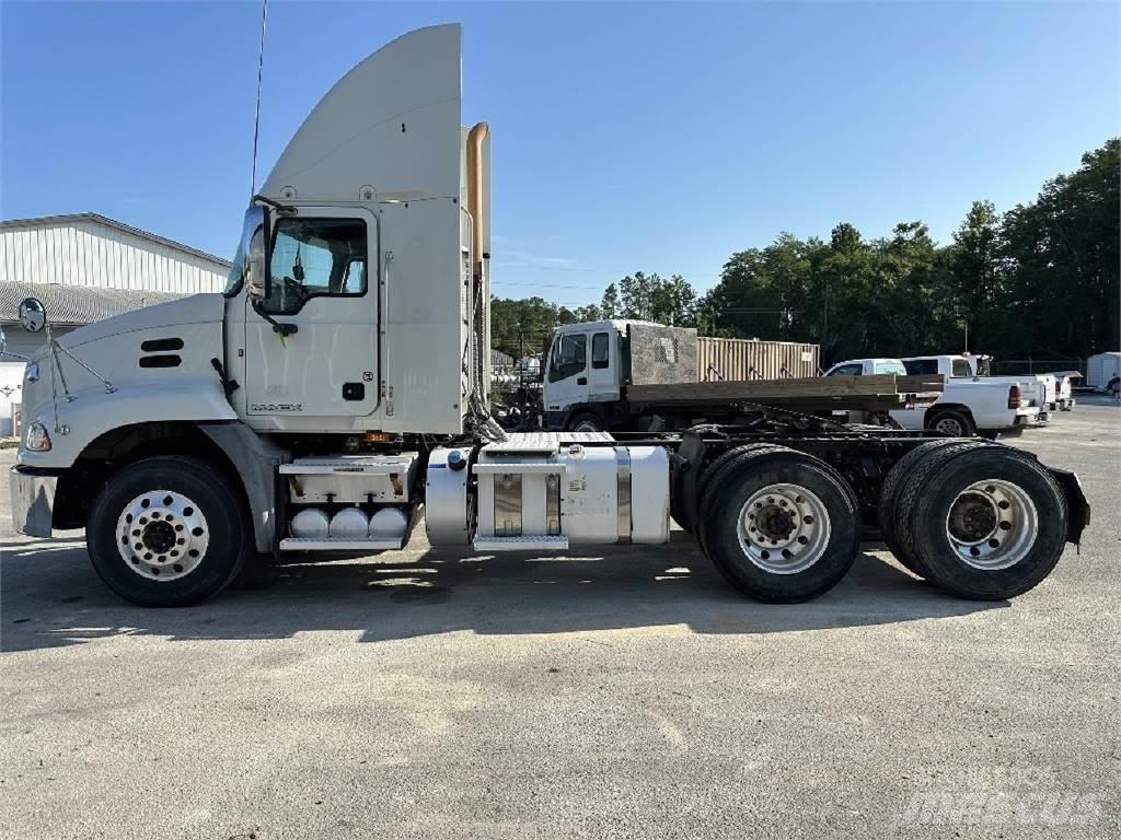 Mack CXU613 Trækkere