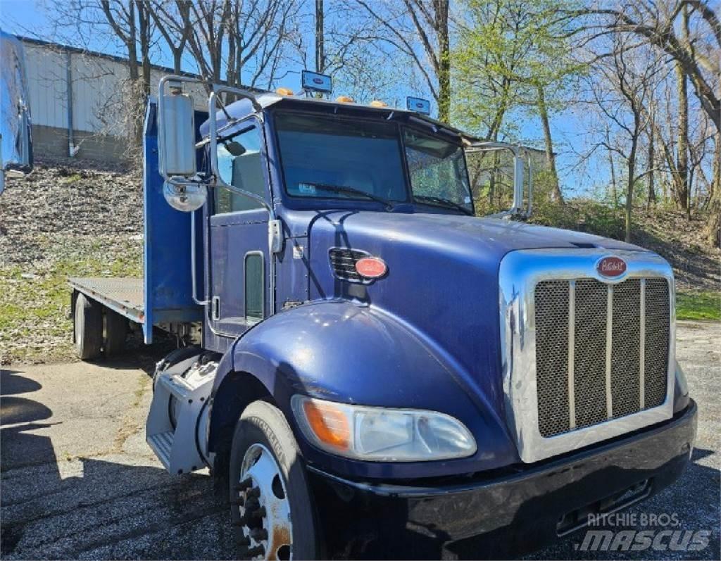 Peterbilt 337 Lastbil med lad/Flatbed