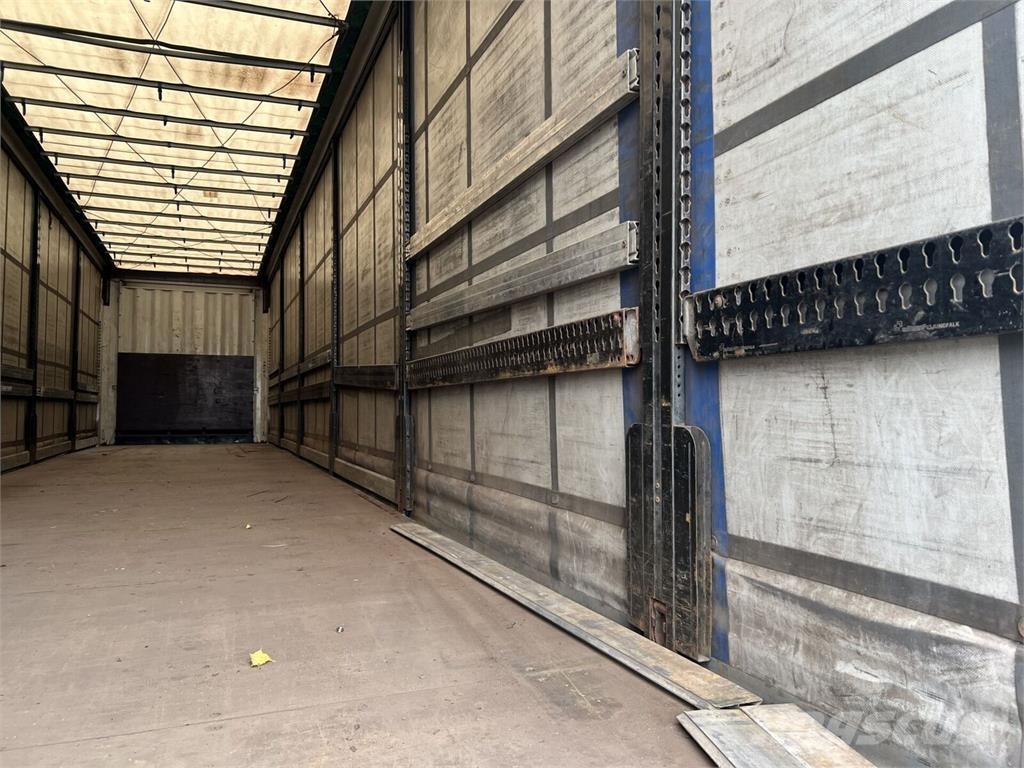 Krone  Semi-trailer med Gardinsider