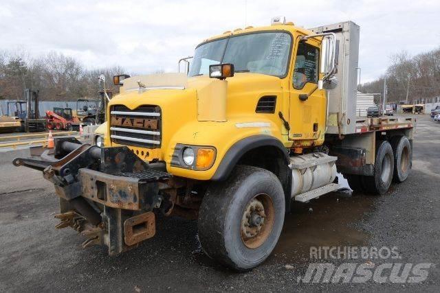 Mack CV713 Lastbil med lad/Flatbed