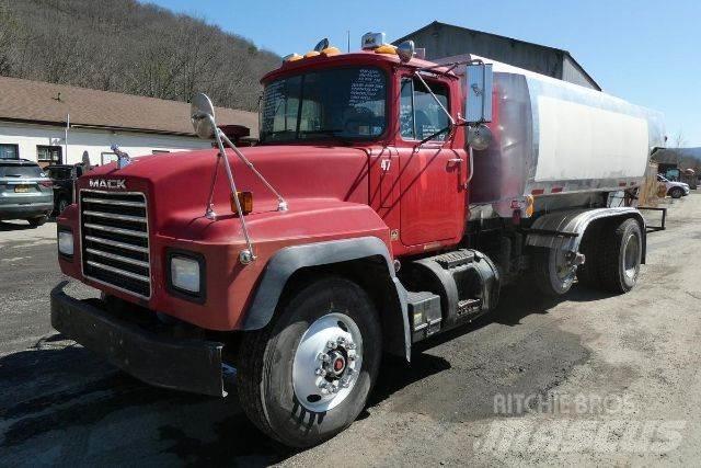 Mack RD690P Tankbiler