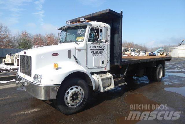 Peterbilt 330 Lastbil med lad/Flatbed