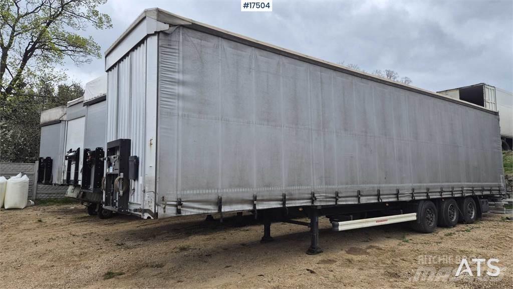 Kässbohrer ME Semi-trailer med Gardinsider
