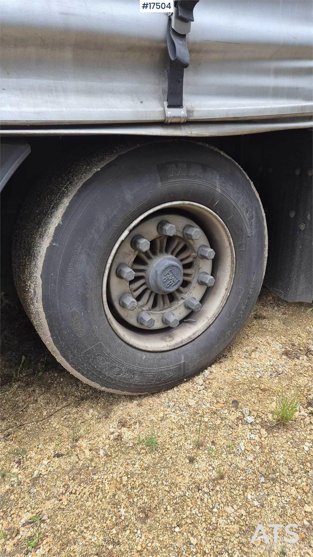 Kässbohrer ME Semi-trailer med Gardinsider