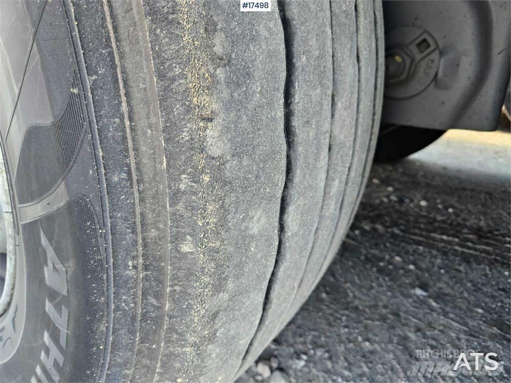Krone SD Semi-trailer med Gardinsider