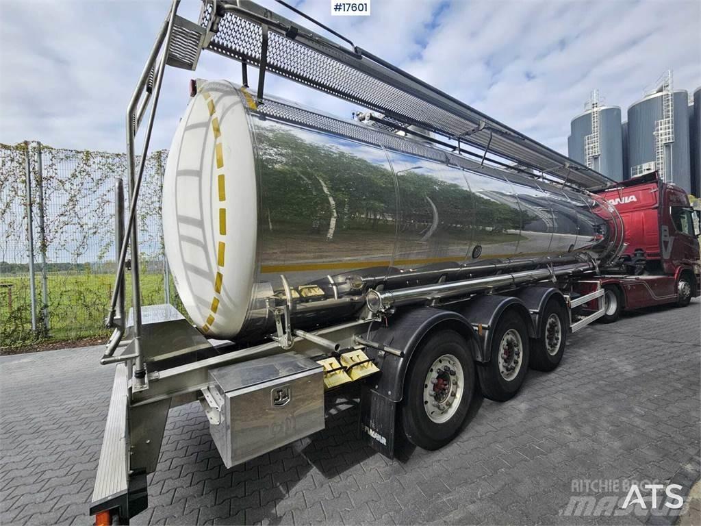 Magyar 6 Ms 2B6 07 Semi-trailer med Tank