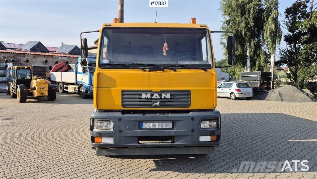 MAN 18.225 LC Lastbiler med tip