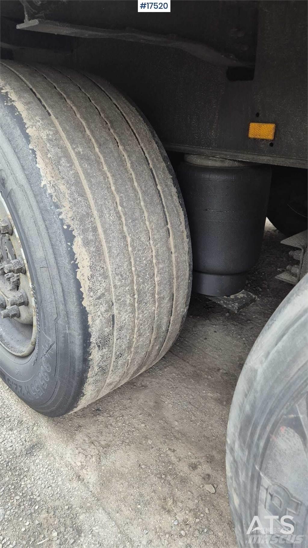 Schmitz SKO 24 Semi-trailer med Gardinsider