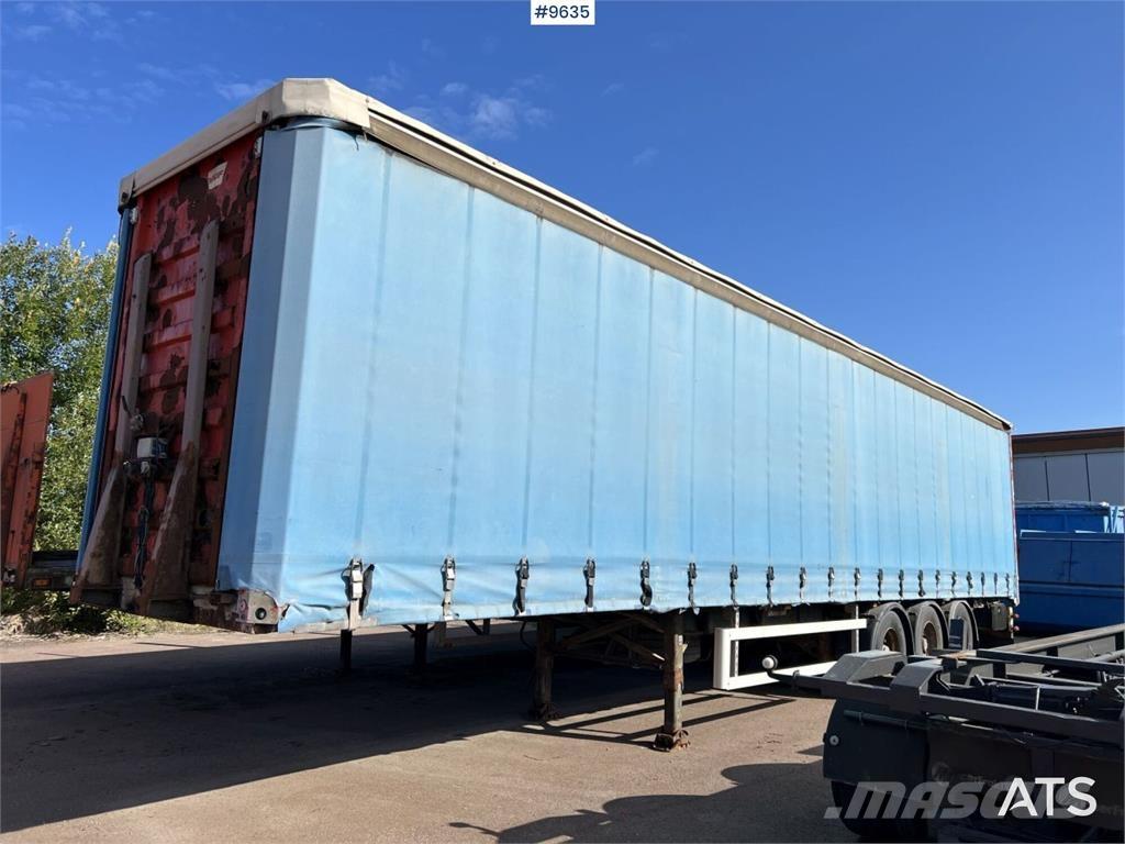Fruehauf SS136/P3S Semi-trailer med Gardinsider