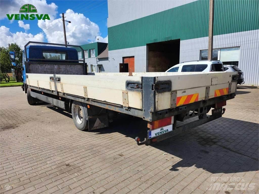 MAN LE 8.220 Lastbil med lad/Flatbed