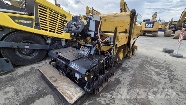 CAT AP300F Asfaltudlæggere
