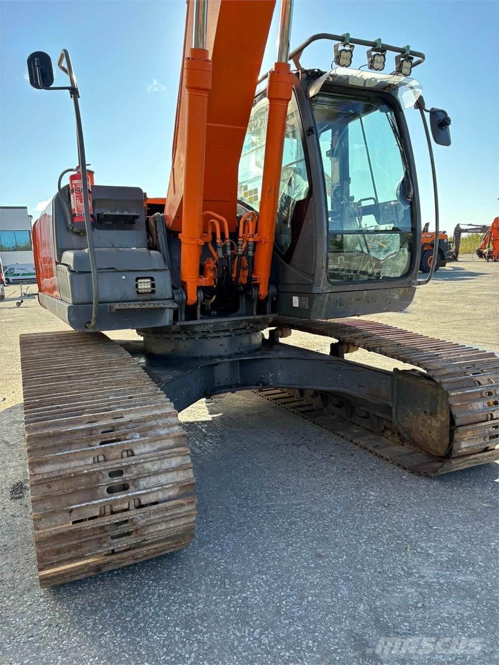 Hitachi ZX210LC-3 Gravemaskiner med lang gravebom