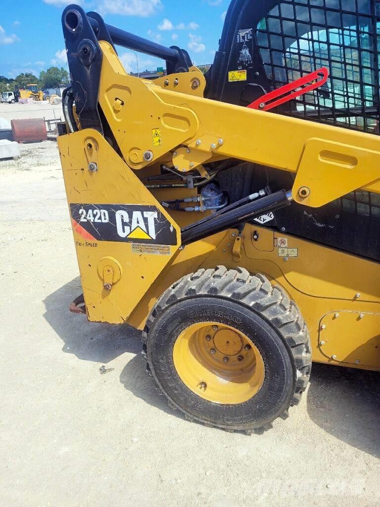 CAT 242 D Minilæsser - skridstyret