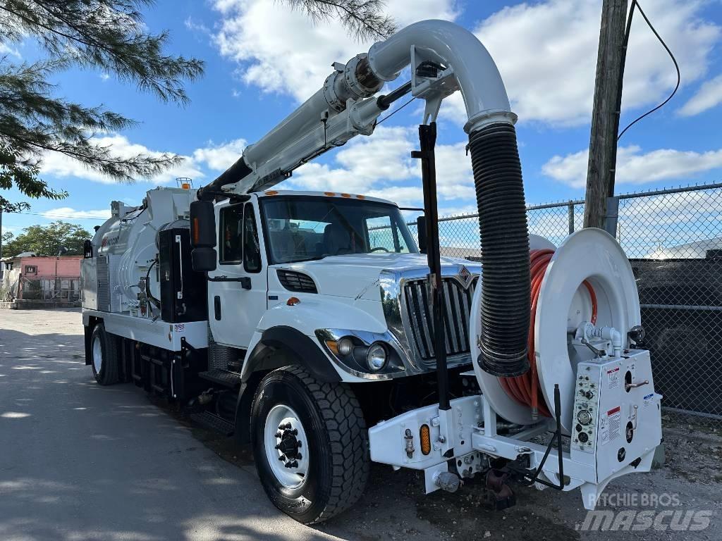 International 7400 Slamsuger