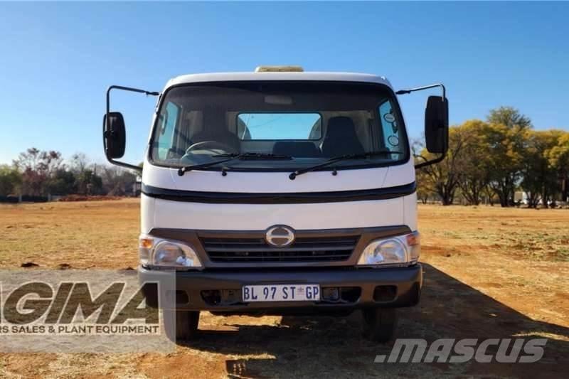 Hino 300 Roll Back Andre lastbiler