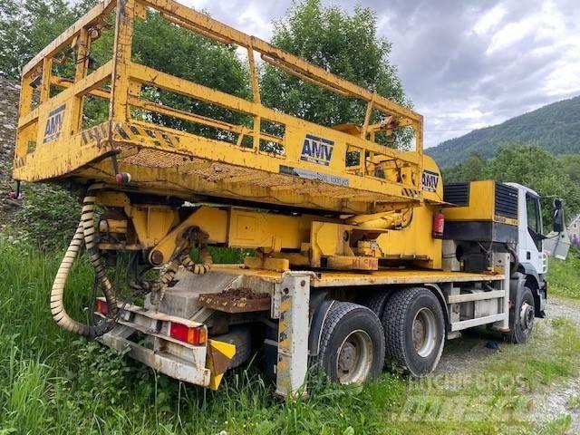 Iveco TRAKKER Lastbil med kran