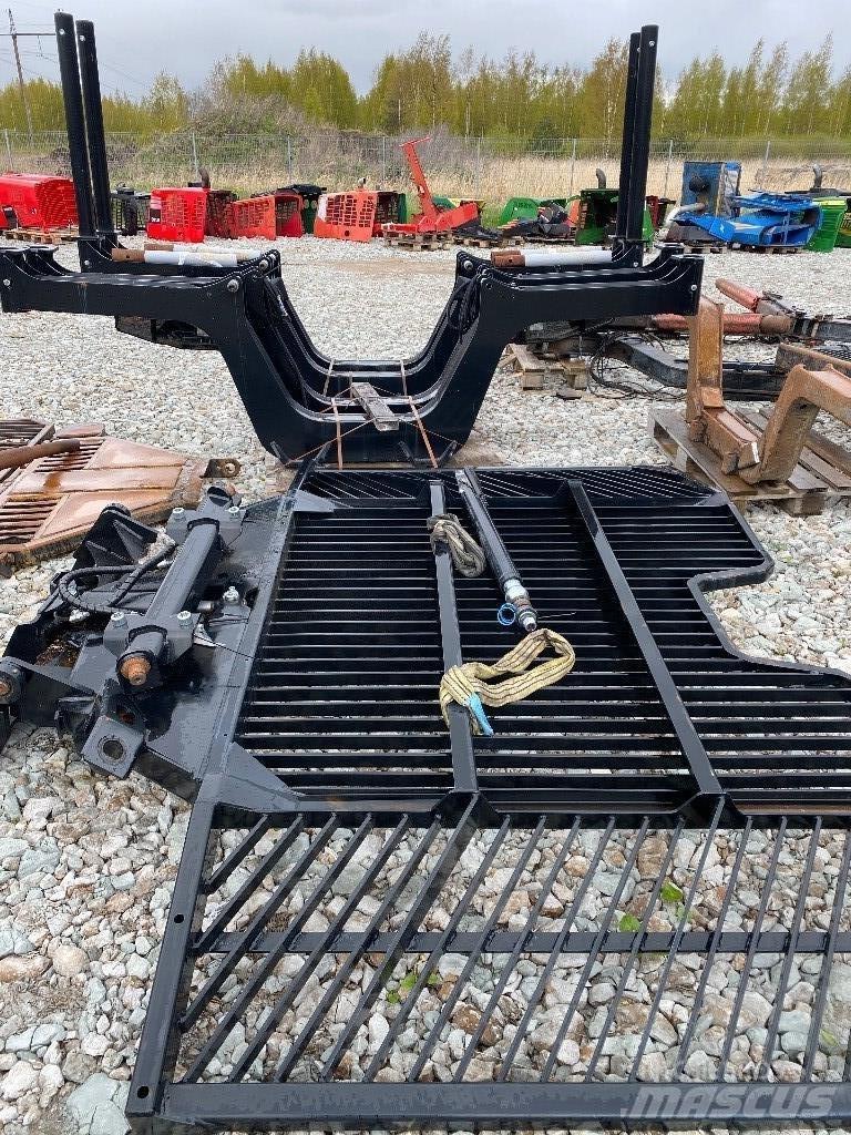 Komatsu 895 Chassis og suspension
