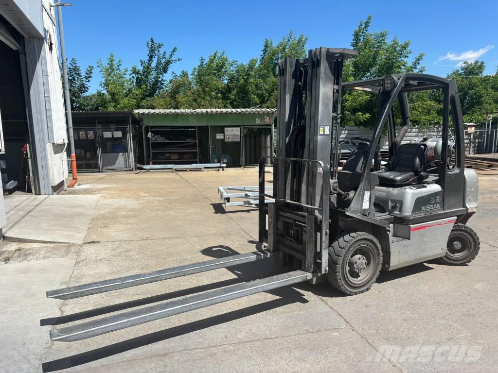 Nissan UD02A25PQ LPG gaffeltrucks